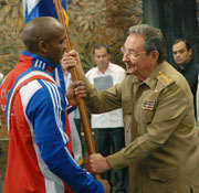 Abanderó Presidente cubano Raúl Castro equipo al II Clásico Mundial de Béisbol