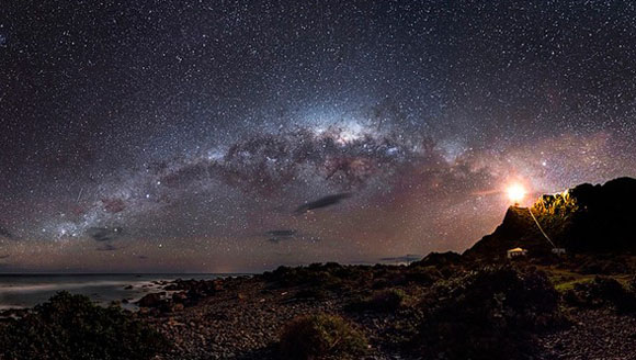 Esta imagen del cielo nocturno con la Vía Láctea al fondo, formada a partir de una combinación de veinte fotografías distintas,  Su autor es el australiano Mark Gee y se tomó en el Cabo Palliser de Nueva Zelanda.